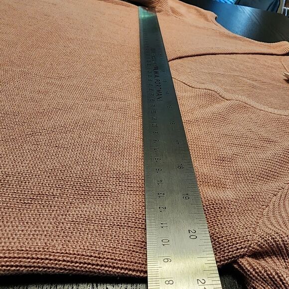 14th & Union Cold Shoulder V Neck Hi Low Long Sleeve Sweater - Picture 4 of 8